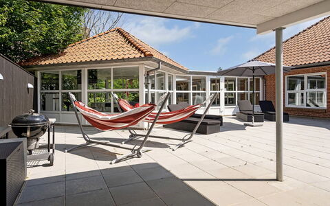 Gabriele - 17Km from the Sea: Tetto, Casa, Porta, Villetta, Shade, Raccordo, Cortile, Estate, Backyard