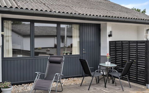 Iida - 20Km from the Sea: Mobilia, Interior Design, Sedia, Pavimentazione, Tavolo, Ricorrere, Pavimento, Soffitto, Camera, Eco Hotel