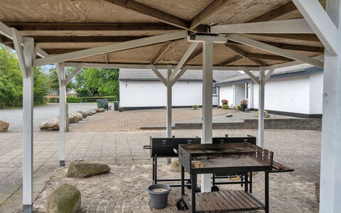 Skarthi - 20Km from the Sea: Blu, Arbusto, Villetta, Groundcover, Giardino, Estate, Shade, Landscaping, Agriturismo, Eco Hotel