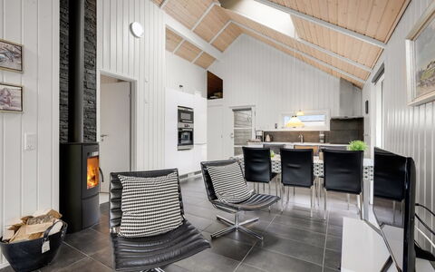 Ketilbiorn - 1.2Km to the Fjord: Interior Design, Pavimentazione, Legna, Soffitto, Pavimento, Casa, Soggiorno, Mobilia, Camera, Divano