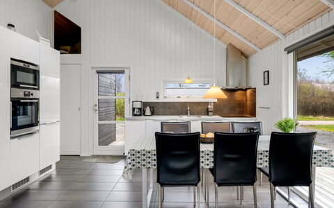 Ketilbiorn - 1.2Km to the Fjord: Soffitto, Legna, Cucina, Interior Design, Pavimentazione, Controsoffitto, Pavimento, Lampada, Casa, Camera