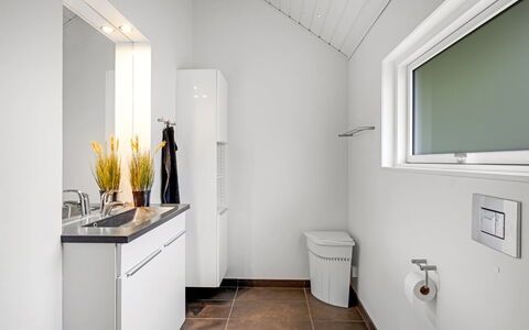 Ketilbiorn - 1.2Km to the Fjord: Pavimentazione, Idraulico Fixture, Interior Design, Pavimento, Lavello, Soffitto, Bagno, Rubinetto, Idraulico, Gabinetto
