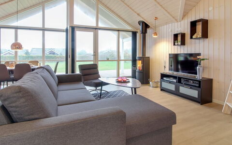 Gertrude - 1.1Km to the Fjord: Interior Design, Mobilia, Pavimentazione, Divano, Soffitto, Legna, Soggiorno, Pavimento, Lampada