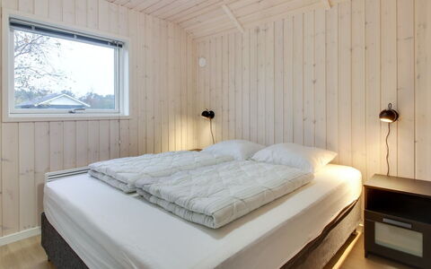 Gertrude - 1.1Km to the Fjord: Legna, Camera Da Letto, Interior Design, Soffitto, Pavimentazione, Letto, Pavimento, Camera, Bedding, Lenzuolo