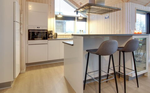 Gertrude - 1.1Km to the Fjord: Pavimentazione, Interior Design, Mobilia, Controsoffitto, Cucina, Legna, Lampada, Soffitto, Pavimento, Pavimento In Legno