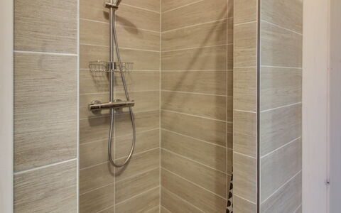 Gertrude - 1.1Km to the Fjord: Parete, Pavimentazione, Pavimento, Bagno, Idraulico Fixture, Interior Design, Piastrella, Materiale Composito, Idraulico, Soffione Doccia