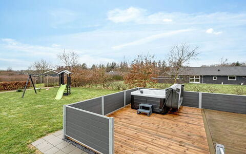 Gertrude - 1.1Km to the Fjord: Materiale Composito, Deck, Giardino, Recinzione, Backyard, Cortile, Latifoglie, Color Legno, Edifici Giardino, Plank