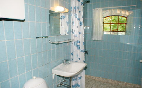Beatha - 25Km to the Fjord: Bagno, Idraulico Fixture, Lavandino Del Bagno, Pavimentazione, Interior Design, Pavimento, Lavello, Idraulico, Rubinetto, Piastrella