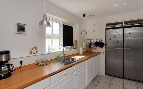 Alita - 1.2Km from the Sea: Cucina, Controsoffitto, Pavimentazione, Interior Design, Elettrodomestico Da Cucina, Legna, Cabinetry, Mobilia, Pavimento, Camera