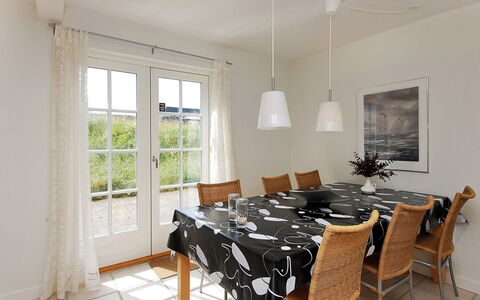 Alita - 1.2Km from the Sea: Mobilia, Interior Design, Sedia, Pavimentazione, Tavolo, Legna, Pavimento, Soffitto, Sala Da Pranzo, Cucina & Sala Da Pranzo Tavolo
