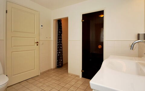 Alita - 1.2Km from the Sea: Pavimentazione, Pavimento, Idraulico Fixture, Bagno, Parete, Interior Design, Soffitto, Rubinetto, Idraulico, Lavandino Del Bagno