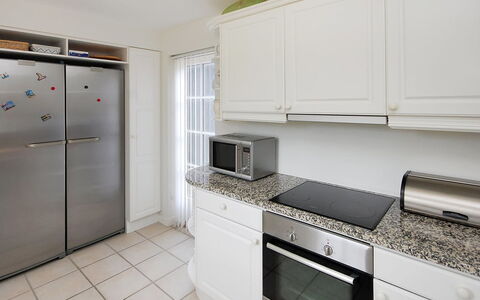 Alita - 1.2Km from the Sea: Elettrodomestico Da Cucina, Cucina, Controsoffitto, Cabinetry, Apparecchio Major, Pavimentazione, Interior Design, Elettrodomestico, Mobilia, Pavimento