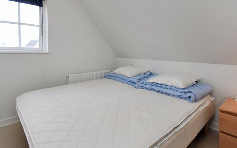 Alita - 1.2Km from the Sea: Camera Da Letto, Legna, Pavimento, Pavimentazione, Letto, Bedding, Lenzuolo, Biancheria, Camera