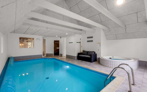 Dorris - 4.3Km from the Sea: Mobilia, Interior Design, Pavimentazione, Legna, Pavimento, Soffitto, Pavimento In Legno, Sedia, Tavolo, Illuminazione