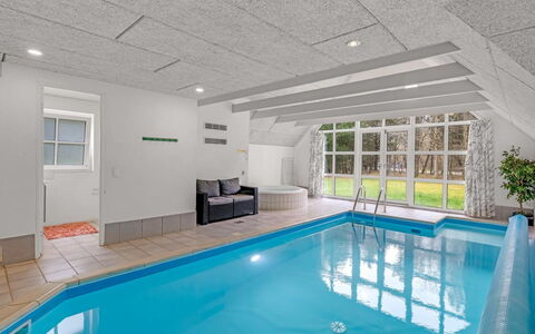 Dorris - 4.3Km from the Sea: Mobilia, Interior Design, Pavimentazione, Legna, Pavimento, Soffitto, Pavimento In Legno, Sedia, Tavolo, Illuminazione