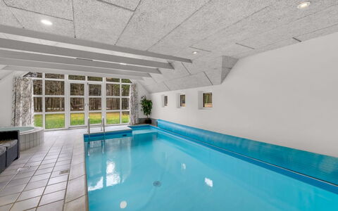 Dorris - 4.3Km from the Sea: Mobilia, Interior Design, Pavimentazione, Legna, Pavimento, Soffitto, Pavimento In Legno, Sedia, Tavolo, Illuminazione