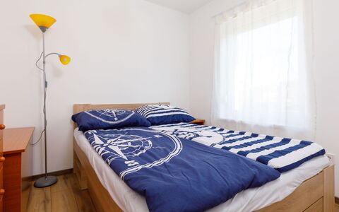 Honey: Cielo, Acqua, Proprietà, Sedia, Shade, Legna, Interior Design, Corpo D'Acqua, Pavimento, Mobili Da Esterno