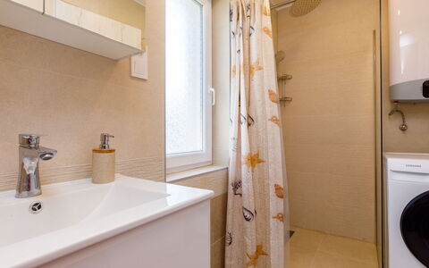 Honey: Cielo, Acqua, Proprietà, Sedia, Shade, Legna, Interior Design, Corpo D'Acqua, Pavimento, Mobili Da Esterno
