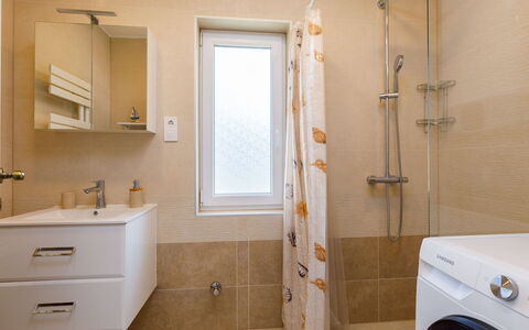 Honey: Cielo, Acqua, Proprietà, Sedia, Shade, Legna, Interior Design, Corpo D'Acqua, Pavimento, Mobili Da Esterno