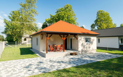 Honey: Cielo, Pianta, Costruzione, Finestra, Albero, Porta, Shade, Casa, Erba, Villetta