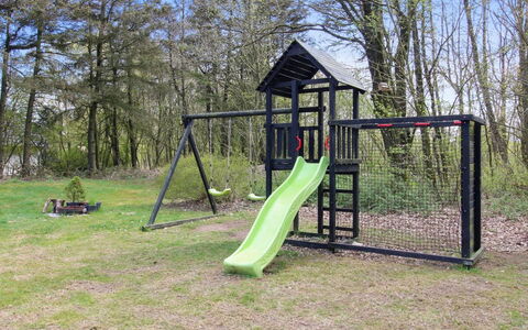 Eckhart - 30Km from the Sea: Campo Da Giuoco, Attrezzatura Giochi All'Aperto, Scivolo, Terreno Di Gioco, Parco, Backyard, Recinzione