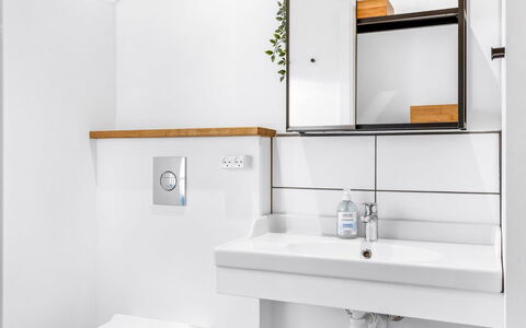 Eckhart - 30Km from the Sea: Parete, Idraulico Fixture, Interior Design, Lavandino Del Bagno, Bagno, Lavello, Pavimentazione, Rubinetto, Idraulico, Specchio