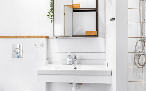 Eckhart - 30Km from the Sea: Idraulico Fixture, Bagno, Interior Design, Lavandino Del Bagno, Pavimentazione, Specchio, Lavello, Rubinetto, Idraulico, Pavimento