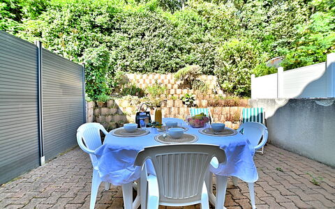 Le Clos de la Forêt: Tavolo, Mobilia, Pianta, Proprietà, Sedia, Blu, Albero, Interior Design, Mobili Da Esterno, Shade