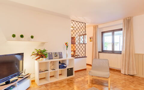 Mila: Mobilia, Proprietà, Finestra, Legna, Illuminazione, Interior Design, Finestra Cieca, Costruzione, Shade, Pavimento