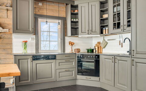 Saanaloma: Legna, Pavimentazione, Cabinetry, Cucina, Credenza, Color Legno, Cassetto, Elettrodomestico Da Cucina, Controsoffitto