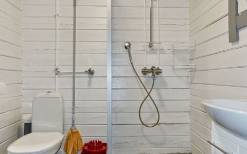 Riekko: Parete, Pavimentazione, Idraulico Fixture, Bagno, Toilet Seat, Pavimento, Gabinetto, Interior Design, Idraulico, Piastrella