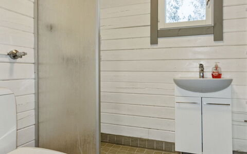 Riekko: Pavimentazione, Pavimento, Parete, Legna, Idraulico Fixture, Interior Design, Bagno, Lavello, Lavandino Del Bagno, Idraulico