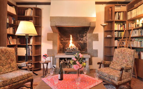 Ker Vignan: Tavolo, Proprietà, Mobilia, Divano, Mensola, Illuminazione, Arancia, Interior Design, Soggiorno, Legna