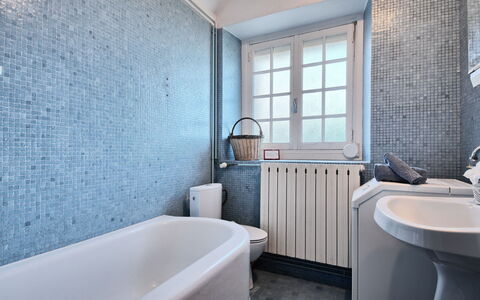 Ker Vignan: Vasca Da Bagno, Proprietà, Idraulico Fixture, Finestra, Lavello, Blu, Bagno, Interior Design
