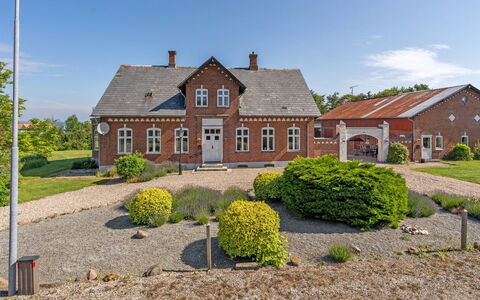 Dvonta - 170M from the Sea: Tetto, Casa, Porta, Villetta, Shade, Raccordo, Cortile, Estate, Backyard