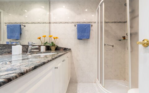 International: Rubinetto, Idraulico Fixture, Controsoffitto, Cabinetry, Costruzione, Bagno, Interior Design, Fiore, Pavimentazione, Pavimento