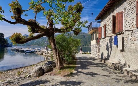 La Cascina: Acqua, Cielo, Finestra, Pianta, Costruzione, Legna, Albero, Lago, Casa, Manto Stradale