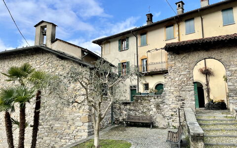 La Cascina: Tavolo, Mobilia, Cielo, Proprietà, Finestra, Acqua, Costruzione, Pianta, Sedia, Interior Design
