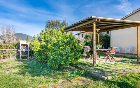 Lavender: Tavolo, Mobilia, Cielo, Proprietà, Finestra, Acqua, Costruzione, Pianta, Sedia, Interior Design