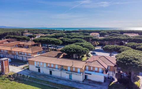 Appartamento la Cecinese: Cielo, Costruzione, Neve, Casa, Finestra, Albero, Pendenza, Porta, Congelamento, Villetta