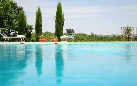 Casale Chieteno: Acqua, Cielo, Nube, Piscina, Pianta, Albero, Paesaggio Naturale, Costruzione, Tempo Libero, Casa