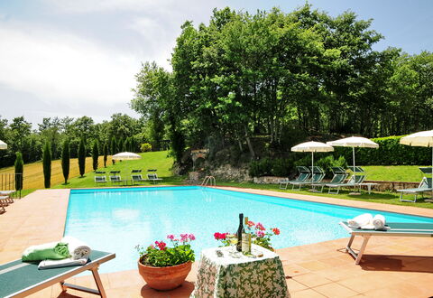 Casale Chieteno: Acqua, Pianta, Cielo, Albero, Azzurro, Piscina, Nube, Mobili Da Esterno, Fiore, Tempo Libero