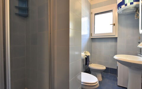 Stefania: Lavello, Bagno, Idraulico Fixture, Interior Design, Rubinetto, Gabinetto, Lavandino Del Bagno, Finestra, Pavimentazione