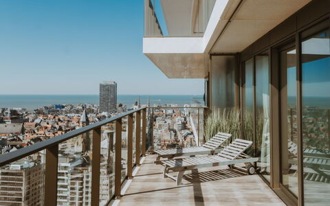 Sky Tower View with Parking: Cielo, Costruzione, Giorno, Proprietà, Acqua, Azzurro, Legna, Finestra, Architettura, Shade