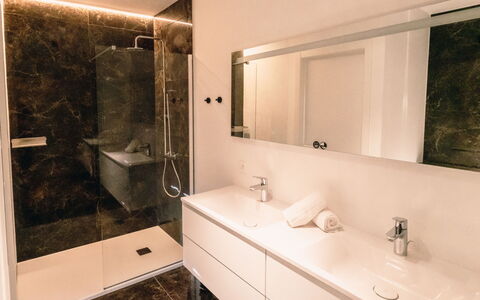 Sky Tower View with Parking: Specchio, Rubinetto, Idraulico Fixture, Mobiletto Del Bagno, Lavello, Lavandino Del Bagno, Proprietà, Cabinetry, Bagno, Interior Design