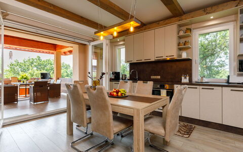 Zen: Tavolo, Mobilia, Pianta, Finestra, Sedia, Costruzione, Legna, Cabinetry, Controsoffitto, Interior Design