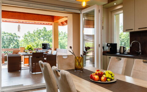 Zen: Controsoffitto, Proprietà, Tavolo, Divano, Cabinetry, Cucina, Lavandino Della Cucina, Legna, Interior Design, Illuminazione