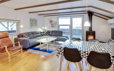 Igilfar - 700M from the Sea: Mobilia, Interior Design, Pavimentazione, Legna, Pavimento, Soffitto, Pavimento In Legno, Sedia, Tavolo, Illuminazione