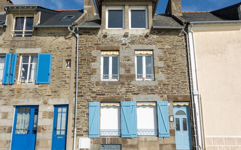 L'Emeraude: Tavolo, Cielo, Mobilia, Proprietà, Costruzione, Nube, Tavola, Azzurro, Sedia, Interior Design