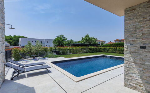 Prudensia: Acqua, Cielo, Pianta, Costruzione, Piscina, Shade, Rettangolo, Condominio, Pavimento, Zona Residenziale